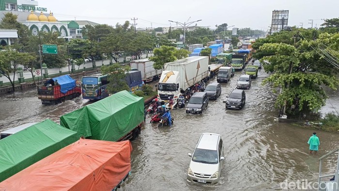 Banjir di jalur Pantura, Kaligawe-Terboyo, Kota Semarang, Rabu (13/3/2024).