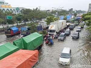 Pantura Kaligawe Semarang Banjir, Lalu Lintas Padat Merayap