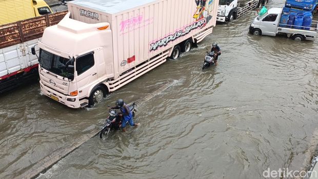 Banjir di jalur Pantura, Kaligawe-Terboyo, Kota Semarang, Rabu (13/3/2024).