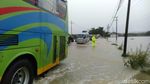 Potret Kemacetan Kendaraan Imbas Banjir di Perbatasan Bangkalan-Sampang
