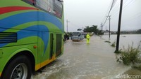 Banjir di lokasi setinggi 20 cm, membuat akses jalan hanya bisa dilewati roda empat.