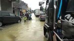 Potret Kemacetan Kendaraan Imbas Banjir di Perbatasan Bangkalan-Sampang