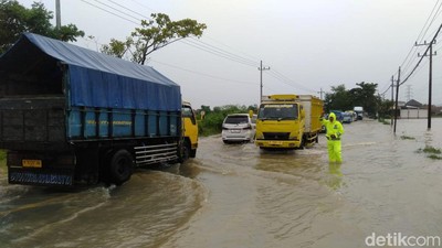 Potret Kemacetan Kendaraan Imbas Banjir di Perbatasan Bangkalan-Sampang