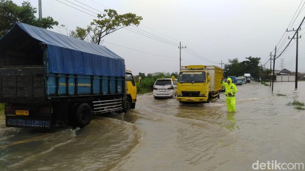 Potret Kemacetan Kendaraan Imbas Banjir di Perbatasan Bangkalan-Sampang