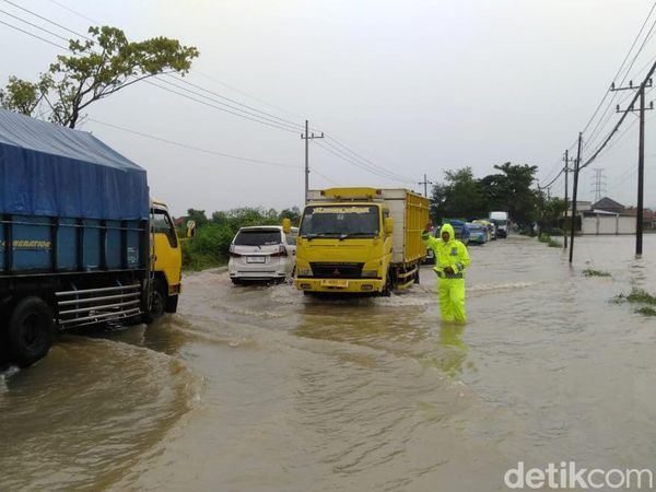 Potret Kemacetan Kendaraan Imbas Banjir di Perbatasan Bangkalan-Sampang
