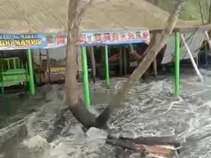 Banjir rob di Blitar