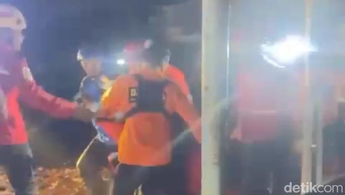 Relawan SAR Kabupaten Pekalongan evakuasi jenazah seorang ibu yang ditemukan hanyut terbawa banjir bandang.