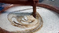 Bubur muhdhor ini dibuat pertama kali oleh warga sekitar masjid pada tahun 1937.