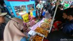 Potret Berburu Takjil di Pasar Karangmenjangan Surabaya