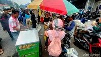 Berbagai kuliner untuk buka puasa dari bisa ditemui oleh para pemburu takjil di sini.