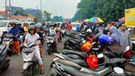 Potret Berburu Takjil di Pasar Karangmenjangan Surabaya