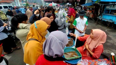 Potret Berburu Takjil di Pasar Karangmenjangan Surabaya