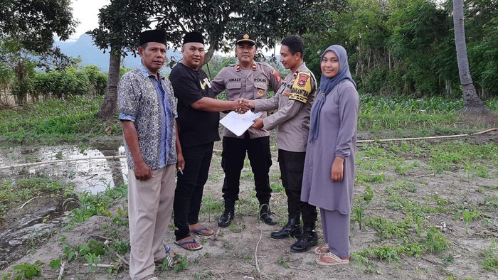 Bhabinkamtibmas Polres Sumbawa, Aipda Deny Rosandi mewakafkan tanah miliknya untuk menjadi tempat pemakaman umum (TPU) di Desa Labuhan Burung,Kecamatan Buer.