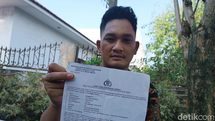 Binsar saat menunjukkan bukti laporannya terkait kasus pemerasan (Goklas Wisely/detikcom)