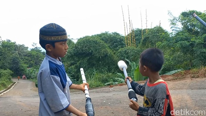 Bocah di Pasir Munjul Purwakarta memainkan meriam spiritus atau belosong.