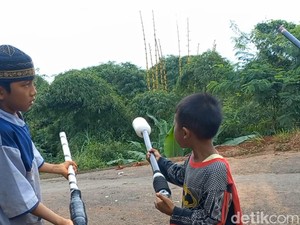 Bocah Purwakarta Ramaikan Ngabuburit Pakai Meriam Spiritus