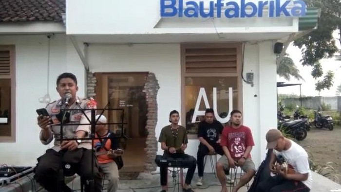 Bripka Ilham Wahyu mengamen untuk Yayasan GIB di Lombok Tengah