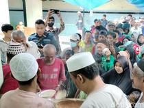 Ngalap Berkah Bubur Muhdhor Saat Ramadan di Tuban