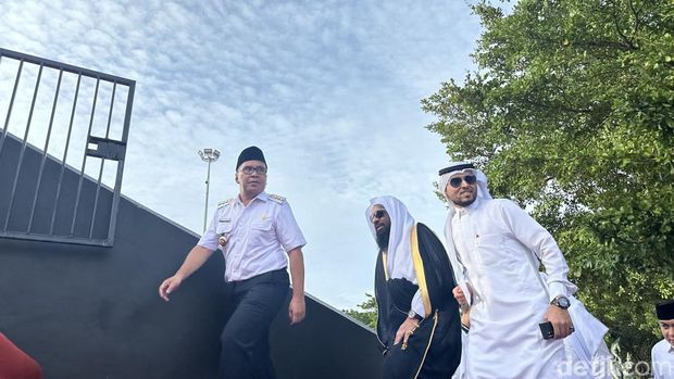 Buka puasa bersama sepanjang 2,5 kilometer di Anjungan Pantai Losari, Makassar.