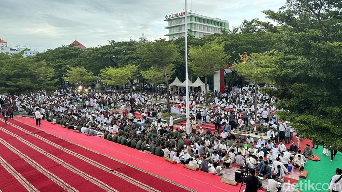 Buka puasa bersama sepanjang 2,5 kilometer di Anjungan Pantai Losari, Makassar.