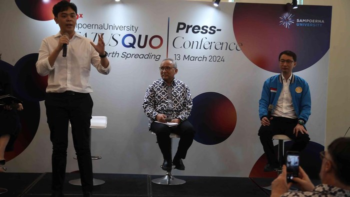 (Dari kiri ke kanan) Alfred Juliant-Project Leader TED x Sampoerna University bersama Dr. Wahdi Yudhi - Rektor Sampoerna University dan Oscar Darmawan - CEO Indodax melakukan diskusj mengenai “Status Quo”  di Sampoerna University, Jakarta, Rabu (13/3/2024).