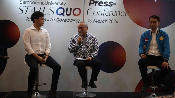 Diskusi untuk Memahami Lebih Dalam Status Quo (Dari kiri ke kanan) Alfred Juliant-Project Leader TED x Sampoerna University bersama Dr. Wahdi Yudhi - Rektor Sampoerna University dan Oscar Darmawan - CEO Indodax melakukan diskusj mengenai βStatus QuoβΒ di Sampoerna University, Jakarta, Rabu (13/3/2024).