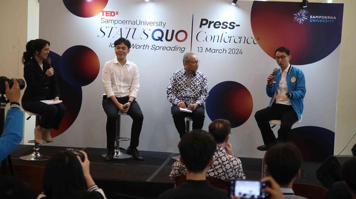 (Dari kiri ke kanan) Alfred Juliant-Project Leader TED x Sampoerna University bersama Dr. Wahdi Yudhi - Rektor Sampoerna University dan Oscar Darmawan - CEO Indodax melakukan diskusj mengenai “Status Quo”  di Sampoerna University, Jakarta, Rabu (13/3/2024).