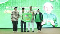 Business Executive Officer Beverages & Culinary Dairy Business Unit PT Nestlé Indonesia Alaa Shaaban (kedua kanan) didampingi oleh Direktur Corporate Affairs PT Nestlé Indonesia Sufintri Rahayu (kanan) dan Direktur Pemberdayaan Zakat dan Wakaf Kementerian Agama Republik Indonesia Prof. Dr. Waryono Abdul Ghafur (kiri) menyerahkan secara simbolis tanda kerja sama program MILO Donasi Ramadan kepada Founder Foodbank of Indonesia (FOI) Hendro Utomo (kedua kiri) untuk pendistribusian 500.000 gelas MILO bagi anak-anak Indonesia di Pondok Pesantren Luhur Al-Tsaqafah, Jakarta Selatan (12/03/2024). 