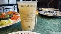 Kalau ke Dream Dates belum lengkap tanpa mencicipi menu olahan kurma. Seperti Almond Dates Milk (Rp 47.000) yang manis legit. Foto: detikcom
