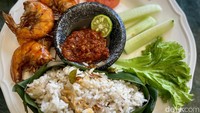 Menu Nusantara yang jadi andalan adalah Nasi Kecombrang lauk udang (Rp 85.000). Ini seperti nasi liwet yang dimasak pakai santan dan kecombrang. Foto: detikcom