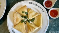 Untuk menu khas Timur Tengah bisa cicip Samosa keju (Rp 45.000) sebagai menu pembuka. Kulitnya renyah dengan isian keju cottage yang gurih asin. Foto: detikcom