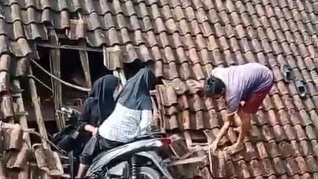 Dua pengendara motor mengalami insiden kecelakan hingga pengendara dan sepeda motornya nyangkut di atap rumah warga di di Desa Cikuya, Kecamatan Culamega, Kabupaten Tasikmalaya.