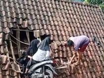 Bocah SD Bonceng Tiga Nyangkut di Atap Rumah, Orang Tuanya Pada ke Mana?