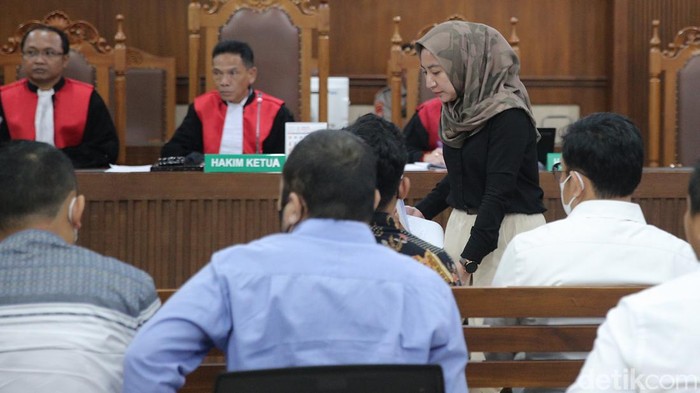 Dugaan Pelanggaran Pemilu, 7 Eks Anggota PPLN KL Jalani Sidang Perdana Tujuh eks anggota PPLN KL yang menjadi terdakwa, yakni Umar Faruk, Tita Octavia Cahya Rahayu, Dicky Saputra, Aprijon, Puji Sumarsono, A Khalil, dan Masduki Khamdan Muchamad di Pengadilan Negeri Jakarta Pusat, Rabu (13/3/2024).