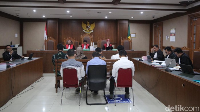 Dugaan Pelanggaran Pemilu, 7 Eks Anggota PPLN KL Jalani Sidang Perdana Tujuh eks anggota PPLN KL yang menjadi terdakwa, yakni Umar Faruk, Tita Octavia Cahya Rahayu, Dicky Saputra, Aprijon, Puji Sumarsono, A Khalil, dan Masduki Khamdan Muchamad di Pengadilan Negeri Jakarta Pusat, Rabu (13/3/2024).