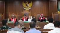 Persidangan kemudian kembali dilanjutkan. Jaksa mendakwa Umar dkk telah melakukan pemalsuan data pemilih Pemilu 2024.  