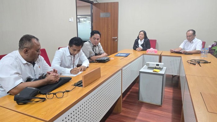 Eks anggota PPLN Kuala Lumpur berinisial MKM, tersangka kasus dugaan pelanggaran Pemilu 2024 di Kuala Lumpur, Malaysia, menyerahkan diri ke Bareskrim Polri (dok. IST)