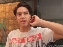 El Rumi Kenang Masa Kecil Bareng Al-Dul Lewat Foto Sunatan