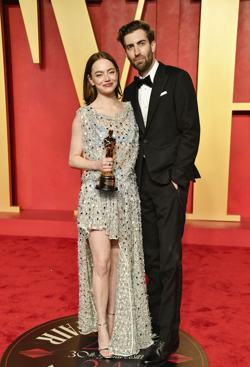 Emma Stone di Vanity Fair Oscar 2024 After-Party Emma Stone, left, and Dave McCary arrive at the Vanity Fair Oscar Party on Sunday, March 10, 2024, at the Wallis Annenberg Center for the Performing Arts in Beverly Hills, Calif. (Photo by Evan Agostini/Invision/AP)