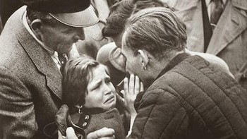 Kembalinya seorang tentara Jerman dari penawanan Soviet. Dia dibawa berperang ketika putranya berusia 1 tahun. Jerman. 1956 Foto: Boredpanda