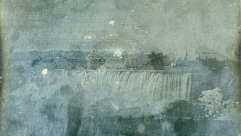 Salah satu foto Air Terjun Niagara pertama yang diketahui diambil oleh ahli kimia Inggris Hugh Lee Pattinson pada tahun 1840, disimpan dalam kotak kaca di Galeri Seni Nasional. Foto: Boredpanda
