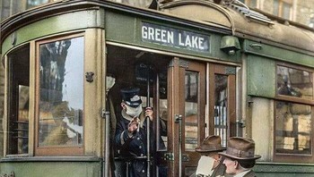 Seorang kondektur trem di Seattle tidak mengizinkan penumpang naik tanpa masker selama pandemi Flu Spanyol, 1918. Foto: Boredpanda