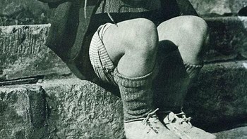 Bocah Austria Menerima Sepatu Baru Selama Perang Dunia II Foto: Boredpanda