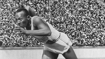 Jesse Owens memecahkan rekor dunia lari 200 meter di Olimpiade Berlin 1936 Foto: Boredpanda