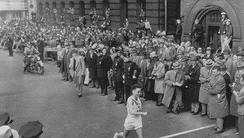 Shigeki Tanaka yang berusia 19 tahun adalah orang yang selamat dari bom atom Hiroshima dan dia kemudian memenangkan Boston Marathon tahun 1951. Foto: Boredpanda