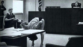 Seorang penari eksotik menunjukkan bahwa celana dalamnya terlalu besar setelah petugas polisi yang menyamar menangkapnya di Florida! 1983 Foto: Boredpanda