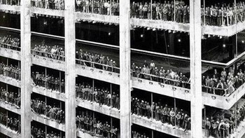 3.000 pria yang membantu membangun Chase Manhattan Bank di New York City berpose menjelang akhir pekerjaan konstruksi, 19 Agustus 1964. Foto: Boredpanda