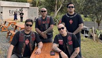 Tergabung dalam komunitas Bikers Brotherhood MC (BBMC), Gary Iskak sering touring bersama. Tak jarang mereka nongkrong di kafe atau coffee shop seperti ini. Foto: Instagram iskak_gary