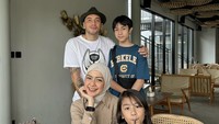 Family time, tulis pemain film Kawin Kontrak 3 ini di keterangan foto. Ia, istri, dan dua anaknya tengah makan di sebuah restoran dengan pesanan minuman ada di atas meja. Foto: Instagram iskak_gary