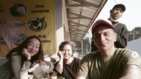 Ini potret kompak Gary Iskak dan saudara-saudaranya saat sarapan bersama. Mereka makan di warung yang menawarkan menu nasi rendang hingga bubur Hong Kong. Foto: Instagram iskak_gary